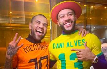 Depay y Dani Alves han sido muy cercanos desde que jugaron juntos en el Barcelona. FOTO IMAGEN TOMADA DE X