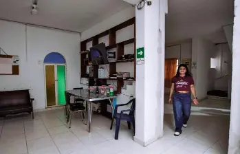 Sara Marín es una de las beneficiarias de las residencias estudiantiles que tiene el municipio de San Carlos en Medellín. Este año espera graduarse del programa de Seguridad y Salud en el Trabajo. En la misma casa de Manrique hay 25 jóvenes sancarlitanos. FOTO JULIO CÉSAR HERRERA