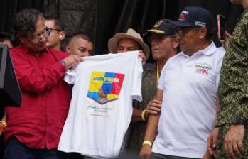En mayo pasado, el presidente Gustavo Petro le entregó una camiseta a Armando Wouyurí Valbuena, el promotor de la Constituyente y titular de una cuenta donde la gente consignaba aportes para esa iniciativa. FOTO Redes