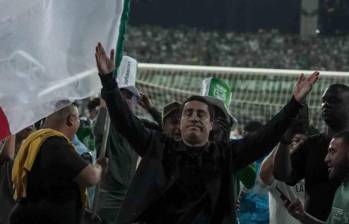 El técnico Efraín Juárez celebró con los barristas de Sur el título 18 de la Liga. Su familia también lo acompañó en el Atanasio Girardot. FOTO CORTESÍA ATLÉTICO NACIONAL 