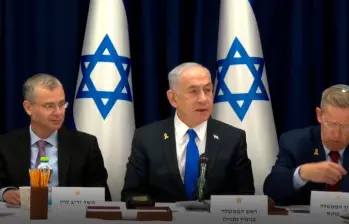 El primer ministro israelí Benjamin Netanyau (en el centro) reporta la nueva baja al grupo terrorista Hamás. FOTO: tomada de X.