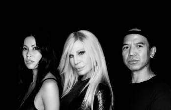 Donatella Versace anunció el lanzamiento de una nueva marca enfocada en moda y belleza, cuyos primeros productos llegarían en 2027. FOTO: @revolve.