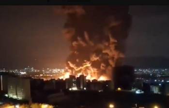 Potentes explosiones iluminan el cielo de Teherán tras un bombardeo estratégico contra centros de combustible. Los ataques de Israel y Estados Unidos impactaron infraestructura energética clave en la capital iraní. FOTO: Tomada de redes
