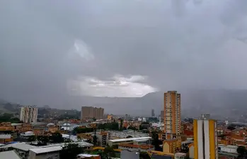 El sur del Valle de Aburrá ya registra inundaciones por el fuerte aguacero de esta tarde de jueves 4 junio. Foto: Juan Antonio Sánchez Ocampo