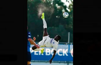 Esta es una de las jugadas de Jackson Martínez, que terminó en gol, estuvo en un juego de viejas glorias del Porto y marcó póker de goles. FOTO TOMADA X @DragaoCentral