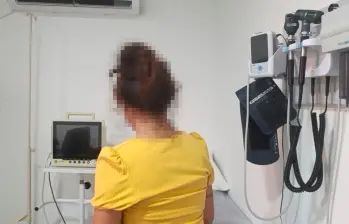 La adolescente que se escapó de las disidencias de las Farc ya está bajo la protección de las autoridades. FOTO: CORTESÍA DEL EJÉRCITO.