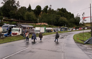 Cientos de vehículos particulares, de pasajeros y de mercancía, están represados en el bloqueo del paro de los campesinos parameros, que están a la altura del Puente de Boyacá. FOTO: Tomada de X.