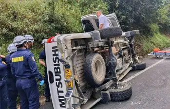 Así quedó la camioneta tras sufrir el incidente de tránsito cuando iba de camino a Cañasgordas. FOTO: Cortesía