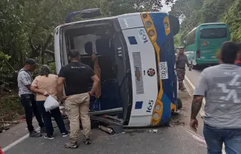 Un bus afiliado a TransOriente se volcó en la autopista Medellín-Bogotá, en jurisdicción de San Luis, Antioquia, dejando dos muertos y siete heridos. FOTO tomada de redes sociales