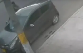 Una cámara captó el vehículo en el que presuntamente iban Carlos Mora y el sicario adolescente, quien se ve saliendo de su interior. FOTO: CORTESÍA IMÁGENES NOTICIAS CARACOL.