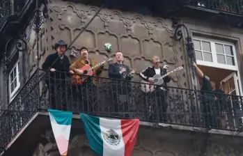 U2 durante la grabación del video de Street of Dreams en el Centro Histórico de Ciudad de México. FOTO Instagram.com/u2