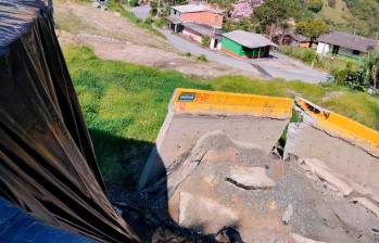 La vía está bloqueada debido al derrumbe de un muro de contención en un tramo cercano al casco urbano de San Andrés de Cuerquia. FOTO: Cortesía