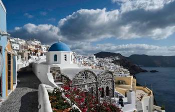 La isla griega de Santorini está viviendo fuertes actividades sísmicas desde hace una semana y ya fue declarada en estado de emergencia. FOTO: AFP