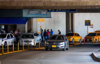 Medida de la SuperTransporte permitirá a taxistas acceder sin restricciones a terminales y aeropuertos. FOTO Esneyder Gutiérrez