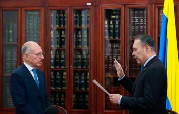 Ortega (izquierda) juramentó ante el presidente del Senado, Efraín Cepeda. FOTO: SENADO