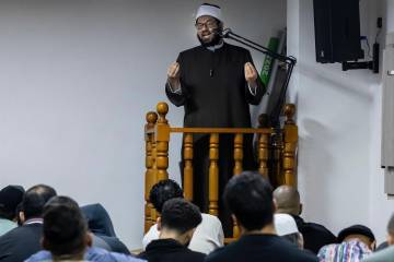 Los viernes a mediodía el sheik dirige la oración de los fieles. Luego, muchos de ellos comparten un almuerzo en el restaurante del primer piso de la mezquita. Foto: Jaime Pérez.