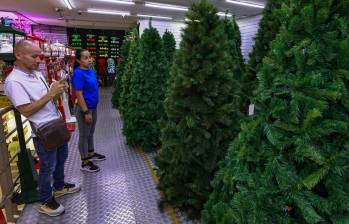 Aunque todavía faltan un par de semanas para que arranquen oficialmente las fiestas de fin de año, muchos colombianos ya tienen listo su arbolito de Navidad y el resto de la decoración para recibir las festividades. FOTO: Manuel Saldarriaga.