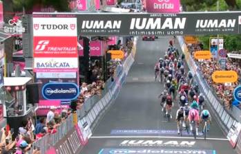 Este es el momento en el que Mads Pedersen ganó la quinta etapa del Giro de Italia. FOTO: Tomada de X @faustocoppi60