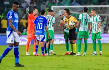 Una d las reglas que se modificará para la Liga Betplay 2 esta relacionada con el reclamo al árbitro, los jugadores no podrán rodear al central, tan solo el capitán puede dialogar con el colegiado. FOTO CAMILO SUÁREZ 