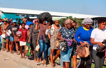 Todos los días hay miles de personas que cruzan la frontera desde Haití hacia República Dominicana con el objetivo de buscar una mejor vida. Muchos de ellos comercian en el lado dominicano. FOTO: AFP 