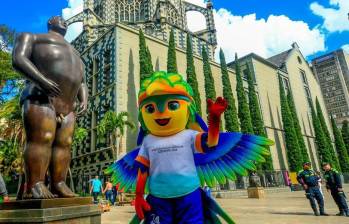 La mascota que representa un colibrí visitó el Parque de Banderas y la Plaza Botero donde saludó y se tomó fotos con los aficionados. FOTO: Camilo Suárez.