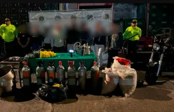 Estos eran los elementos que usarían estas personas para reenvasar cervezas y gaseosas para luego revenderlas irregularmente en establecimientos comerciales. FOTO: CORTESÍA POLICÍA METROPOLITANA