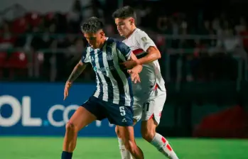 En la imagen aparece Damián Bobadilla en el duelo frente a Talleres. FOTO AFP