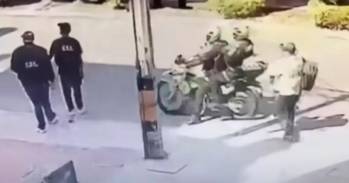 Una cámara de seguridad registró el momento en el que los policías motorizados se encontraron con tres de los ladrones disfrazados de agentes del CTI y la Sijín. FOTO: IMAGEN TOMADA DE VIDEO.