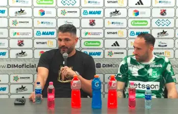 Javier Gandolfi durante la rueda de prensa después del clásico, acompañado por David Ospina. FOTO DIMAYOR