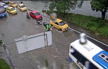 Lluvias en Medellín alteran la movilidad en la Transversal 78, cerca de la Carrera 65 y en el deprimido de Punto Cero. FOTO: Secretaría de Movilidad de Medellín