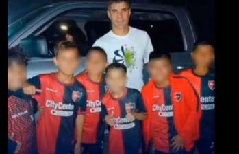 Estos son los menores que fueron sancionados por Newell´s Old Boys tras tomarse una foto con Ignacio Malcorra, jugador de Rosario Central. FOTO PANTALLAZO