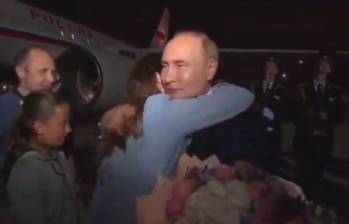 Luego del intercambio de presos, Vladimir Putin recibió a la pareja de espías que simuló ser de Argentina, junto a sus dos hijos. IMAGEN TOMADA DE VIDEO.