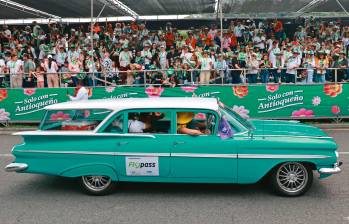 Desde los palcos, patrocinados por marcas como Aguardiente Antioqueño, las personas recibieron entre aplausos y alegría el desfile. Fotos: Manuel Saldarriaga. 