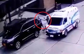 Una cámara captó el momento en el que el secuestrador bajó de la ambulancia, apuntándole al comerciante. FOTO: TOMADA DE VIDEO.