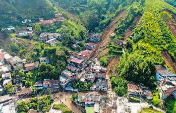 Vista aérea del barrio San Isidro de Sabaneta, tras el derrumbe que se desató en la tarde del jueves. FOTOS Camilo Suárez