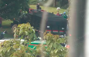 Esta volqueta acabó sobre el separador luego del grave accidente en el que arrolló a cuatro motocicletas y dos carros en la avenida Regional, a la altura de la estación Libertadores de bomberos. FOTO: CORTESÍA