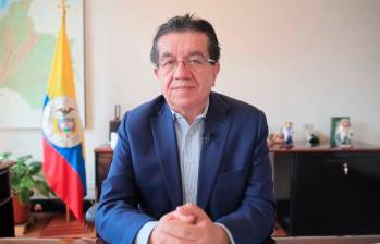 El ministro de Salud, Fernando Ruiz, explicó que hay menor vulnerabilidad en quienes ya contrajeron el virus. FOTO: MinSalud.