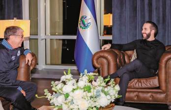 Hernán Darío Gómez dirige, desde finales de febrero, a El Salvador. Se reunió con Nayib Bukele en su oficina. FOTO @PresidenciaSV