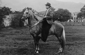 Fotografía de Fidel Ochoa Vélez, tomada en 1940 en el campus de la Universidad Nacional de Medellín. En la imagen, Fidel aparece de sombrero, saco, corbata y zamarros, montado en el caballo isabelino Cometa. FOTO CORTESÍA MIGUEL RESTREPO OCHOA