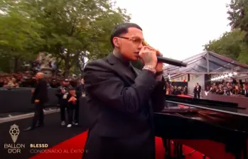 Blessd en la apertura de la alfombra roja del Balón de Oro en París. FOTO Captura de video