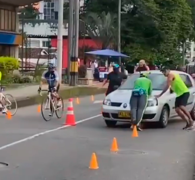 Varias personas intentaron detener el vehículo que invadió la ciclovía. FOTO TOMADA DE TWITTER