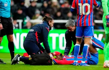 Este es el momento en el que el colombiano Jefferson Lerma recibe atención de los médicos del Crystal Palace tras un choque. FOTO GETTY 