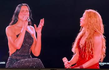 Shakira y Dua Lipa cantando Antología. FOTO: Tomada de video.