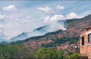 Incendio de cobertura vegetal afecta predios del Batallón Girardot en Villa Hermosa, Medellín. FOTO Cortesía