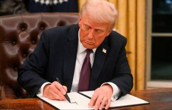 Trump ha firmado cientos de memorandos y proclamaciones. Además, mandó remodelar el Despacho Oval agregando nuevos accesorios. FOTO AFP