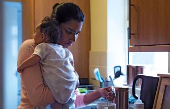 La mayoría de las mujeres consultadas afirmó que las cargas de cuidado recaen exclusivamente sobre ellas, dedicando gran parte de su tiempo a la crianza, el sostenimiento económico y los quehaceres. FOTO: GETTY