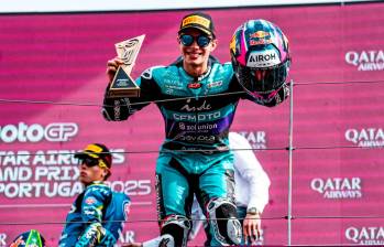 El piloto colombiano David Alonso celebra su tercer podio consecutivo en Moto 2 y el quinto de su primera temporada en la categoría intermedia de Moto GP. FOTO CORTESÍA ASPAR TEAM 