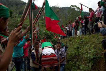 Por décadas, los indígenas del departamento del Cauca han sido víctimas del accionar de los grupos armados ilegales. En la foto, la comunidad despedía a dos miembros de la Guardia Indígena asesinados por la guerrilla de las Farc en 2014. FOTO Jaime Pérez
