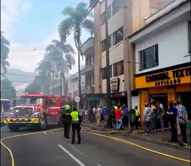 En este local se inició el incendio, lo que obligó a bloquear temporalmente el flujo vehicular cerca al parque de Envigado. FOTO: CORTESÍA DENUNCIAS ANTIOQUIA.