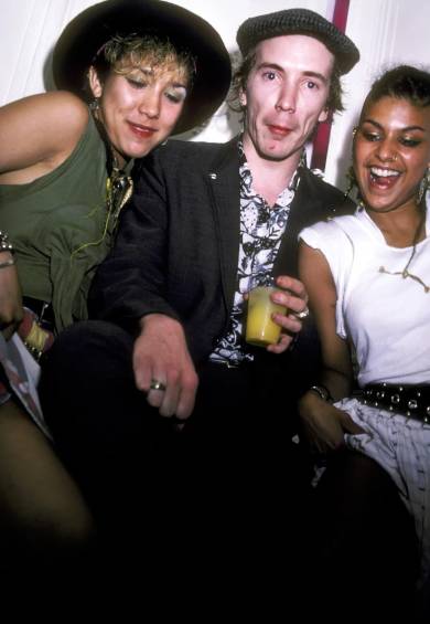 Johnny Rotten, vocalista de Sex Pistols, junto a Patty Lederer y Audrey Roman en Danceteria, en Nueva York, el 9 de agosto de 1982. FOTO: GETTY IMAGES. 